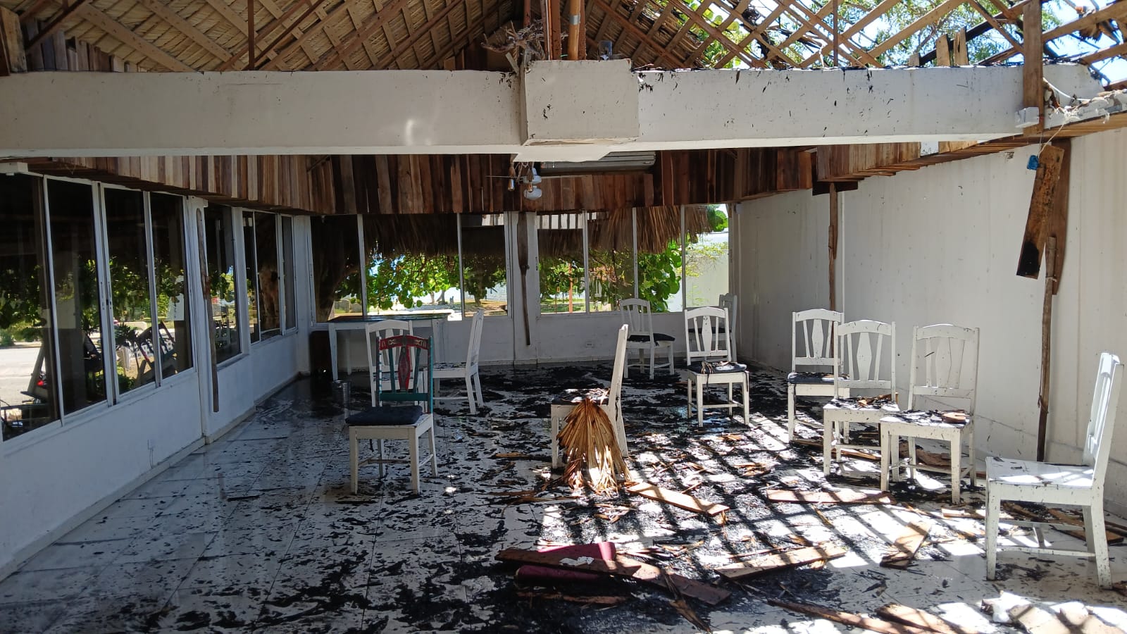 Incendio afecta instalación del área de eventos en el restaurante Brisa del Caribe en Barahona