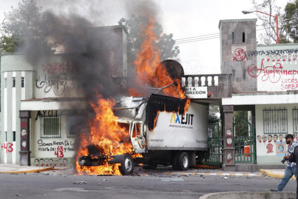 Fotografía de un camión vandalizado en las instalaciones del Campo Militar 1 durante una protesta este jueves, en la Ciudad de México (México). EFE/Mario Guzmán