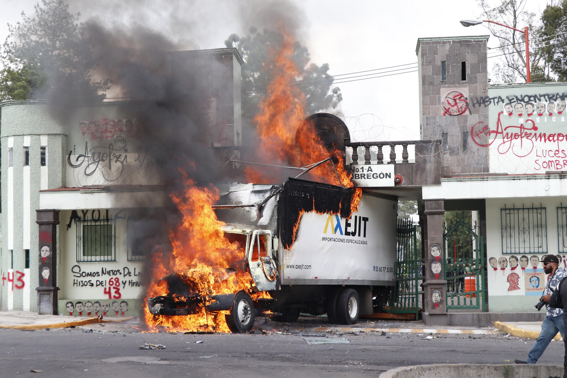 Queman camión en instalaciones militares en Ciudad de México tras protesta por Ayotzinapa
