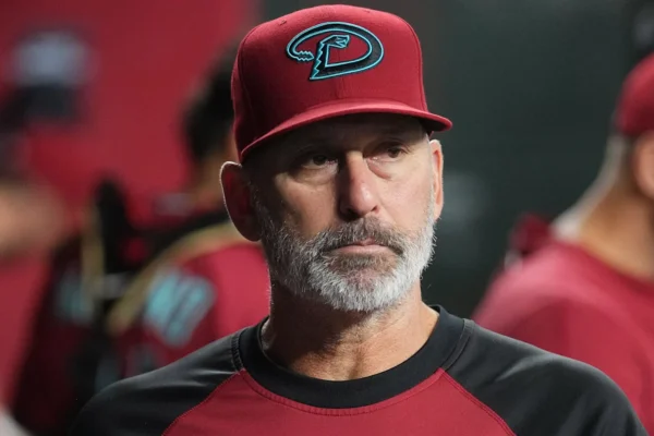 A Lovullo se le preguntó después del partido del domingo sobre si hay alguna duda de que fuera a regresar para el último año de su contrato.