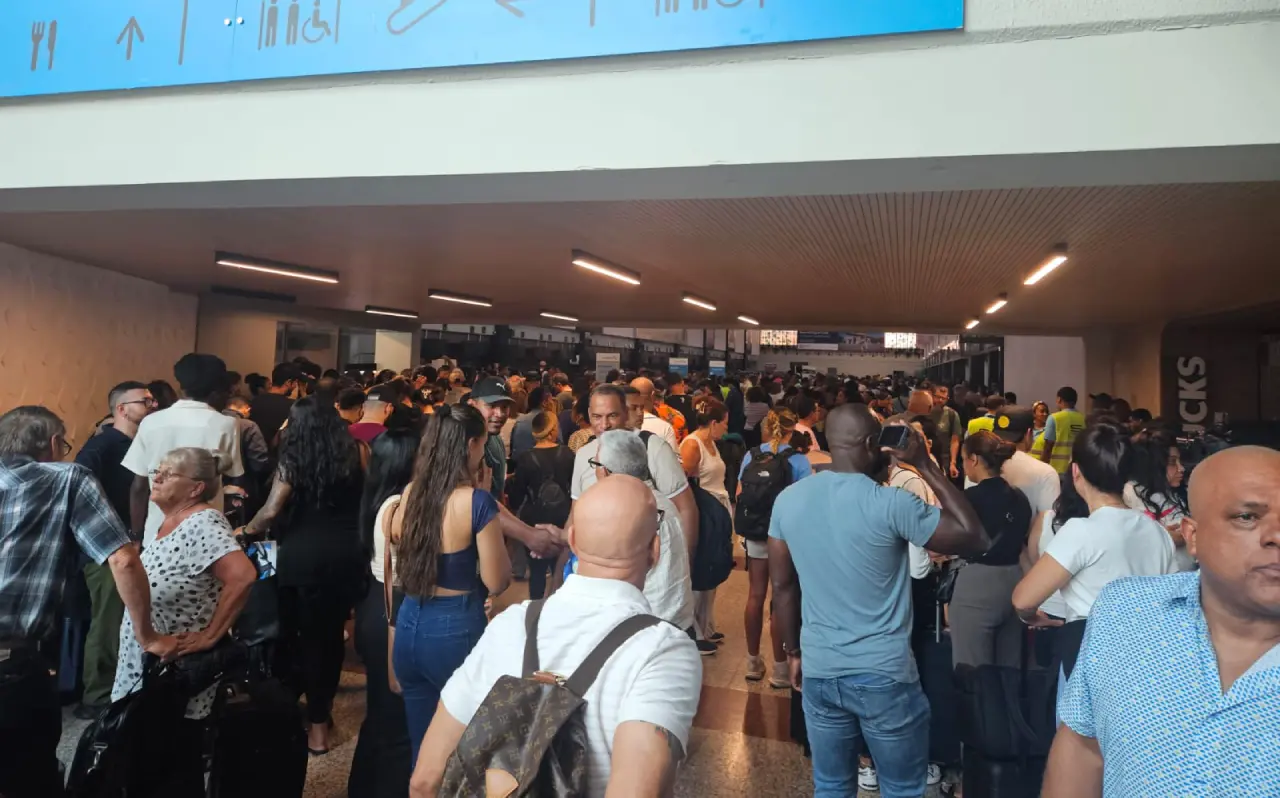Vista del Aeropuerto Internacional Las Américas durante apagón eléctrico