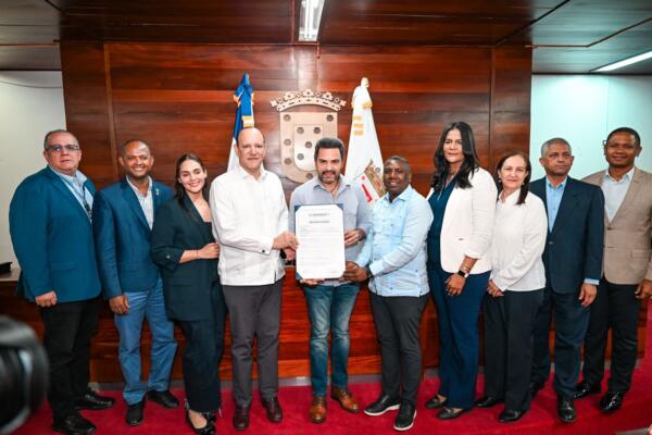 Autoridades de Santiago entregando reconocimiento al actor dominicano Manny Pérez.