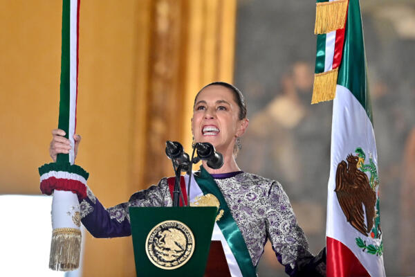 La presidenta de México, Claudia Sheinbaum, da el tradicional Grito de Independencia en el Zócalo de la Ciudad de México el 15 de septiembre de 2025. (Foto de Yuri CORTEZ / AFP)