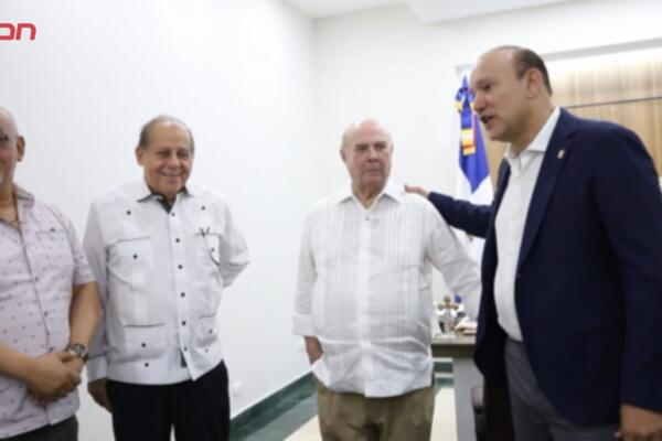 Hipólito Mejía y alcalde Ulises Rodríguez y otras autoridades de Santiago. 