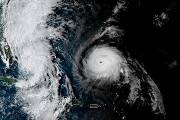 Imagen satelital del huracán Imelda avanzando en el Atlántico.