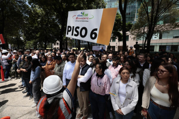 Miles de personas, participan en el macrosimulacro nacional este viernes en la Ciudad de México (México). EFE/José Méndez