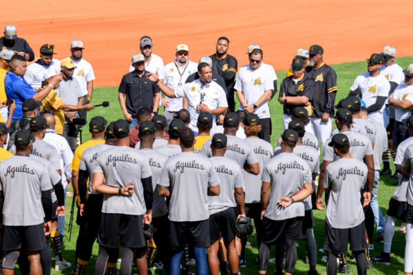 Jugadores de las Águilas Cibaeñas durante el inicio de entrenamientos en el Estadio Cibao.
