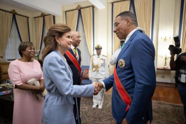 La vicepresidenta, Raquel Peña con el Primer Ministro electo de Jamaica, Andrew Holness. Foto: fuente externa 