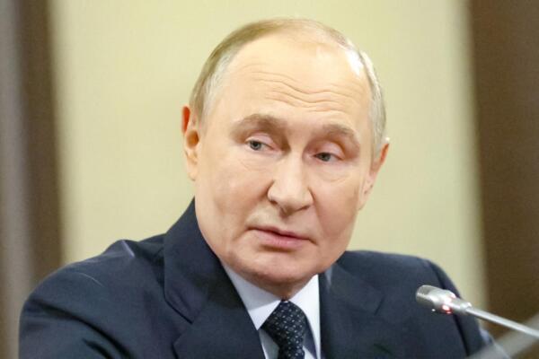 En esta foto compartida por la agencia estatal rusa Sputnik, el presidente ruso, Vladímir Putin, se reúne con líderes de las facciones políticas representadas en la Duma Estatal, la cámara baja, en la residencia estatal Novo-Ogaryovo, a las afueras de Moscú, el 18 de septiembre de 2025. (Foto: Mikhail SINITSYN / POOL / AFP)
