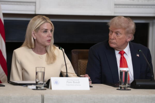 Fotografía de archivo del presidente de EE.UU., Donald Trump, junto con la fiscal general, Pam Bondi. EFE/EPA/CHRIS KLEPONIS / POOL
