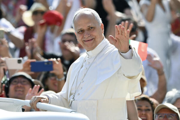 El Papa León XIV saluda a la multitud a su llegada para presidir su audiencia general semanal en la plaza de San Pedro del Vaticano, el 17 de septiembre de 2025. (Foto de Alberto PIZZOLI / AFP)

