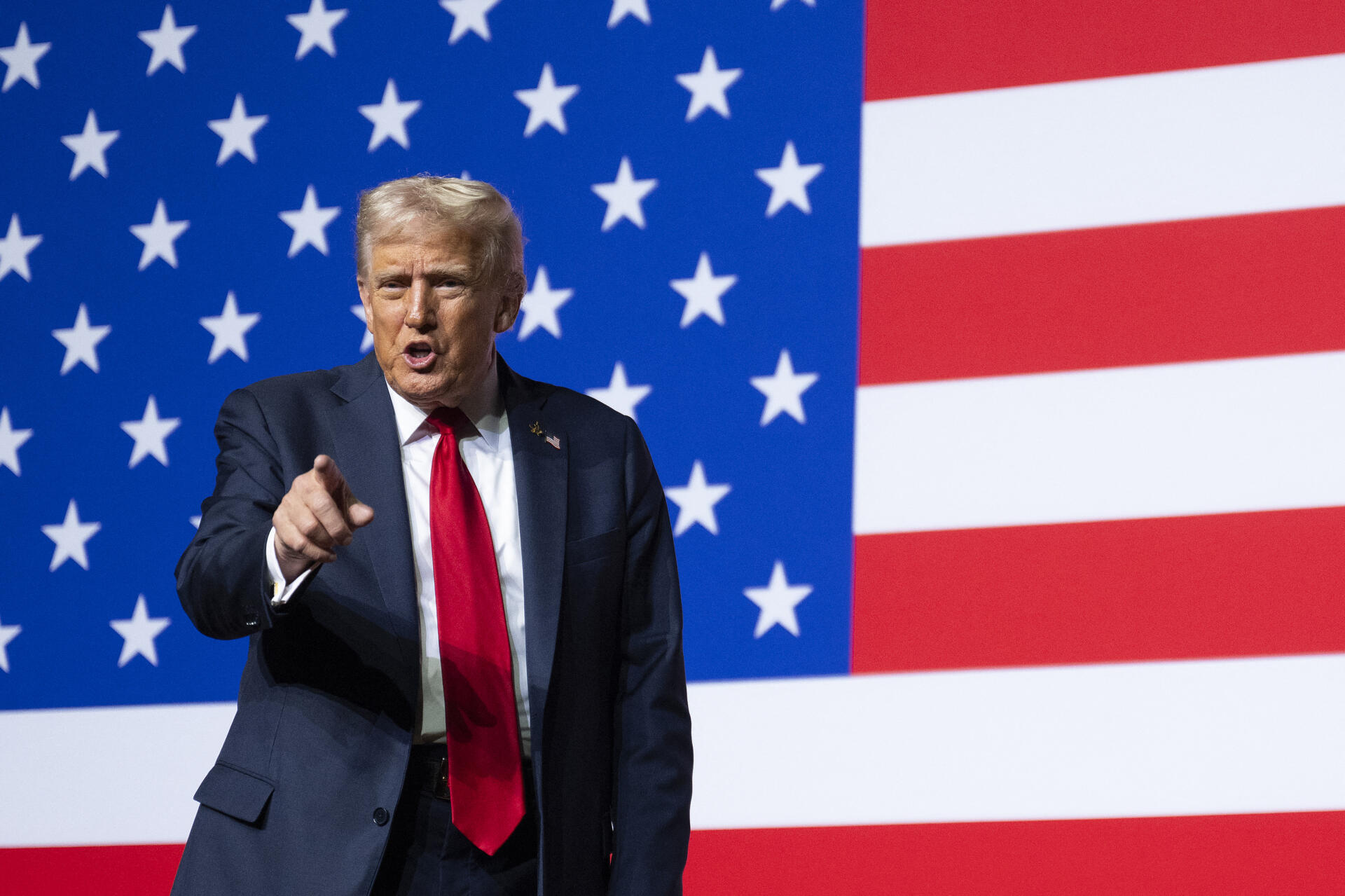 El mandatario de Estados Unidos dijo que su país no puede "agotar" sus propias reservas.