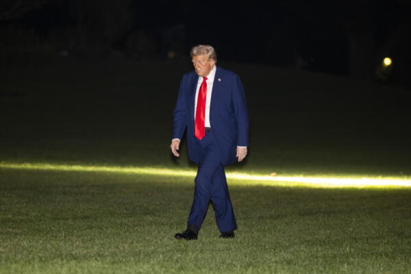 El presidente de Estados Unidos, Donald Trump, regresa a la Casa Blanca después del funeral del activista ultraconservador Charlie Kirk, en Washington, DC, EE.UU., el 21 de septiembre de 2025. EFE/EPA/JIM LO SCALZO / POOL