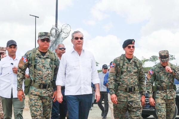 Presidente Luis Abinader durante recorrido en muro fronterizo en Dajabón. (Imagen de archivo)