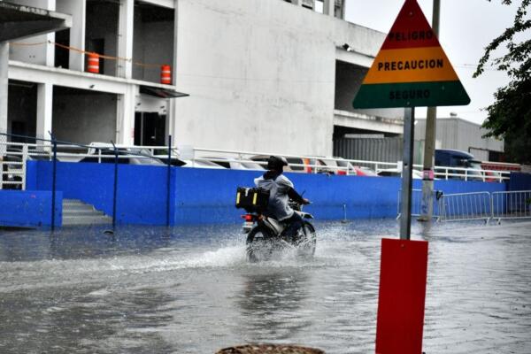 El COE colocó 30 provincias del país con distintos niveles de alerta por el amplio campo nuboso de la onda tropical que incide en el país / foto: Danny Polanco