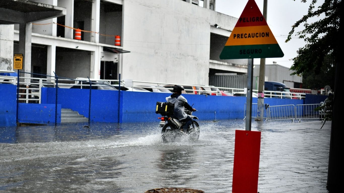 El COE colocó 30 provincias del país con distintos niveles de alerta por el amplio campo nuboso de la onda tropical que incide en el país.