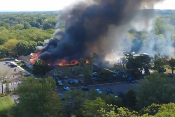 Al menos un muerto y nueve heridos deja el tiroteo e incendio en una iglesia en Michigan, EE.UU.