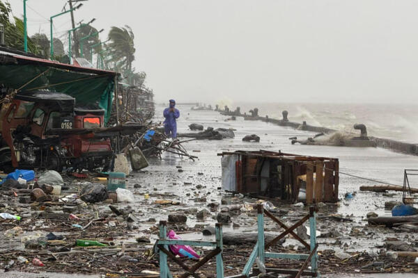 Cientos de familias se refugiaron en escuelas y centros de evacuación, mientras las fuertes lluvias y los vientos del supertifón Ragasa azotaban el norte de Filipinas y el sur de Taiwán / Foto: AFP