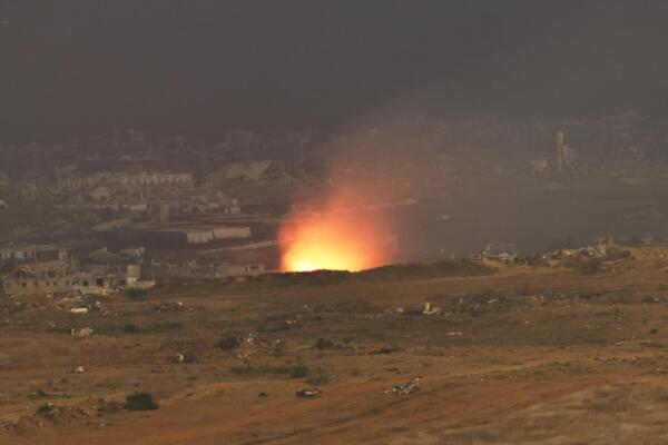 Un incendio desatado tras un ataque aéreo israelí en las afueras de la ciudad de Gaza