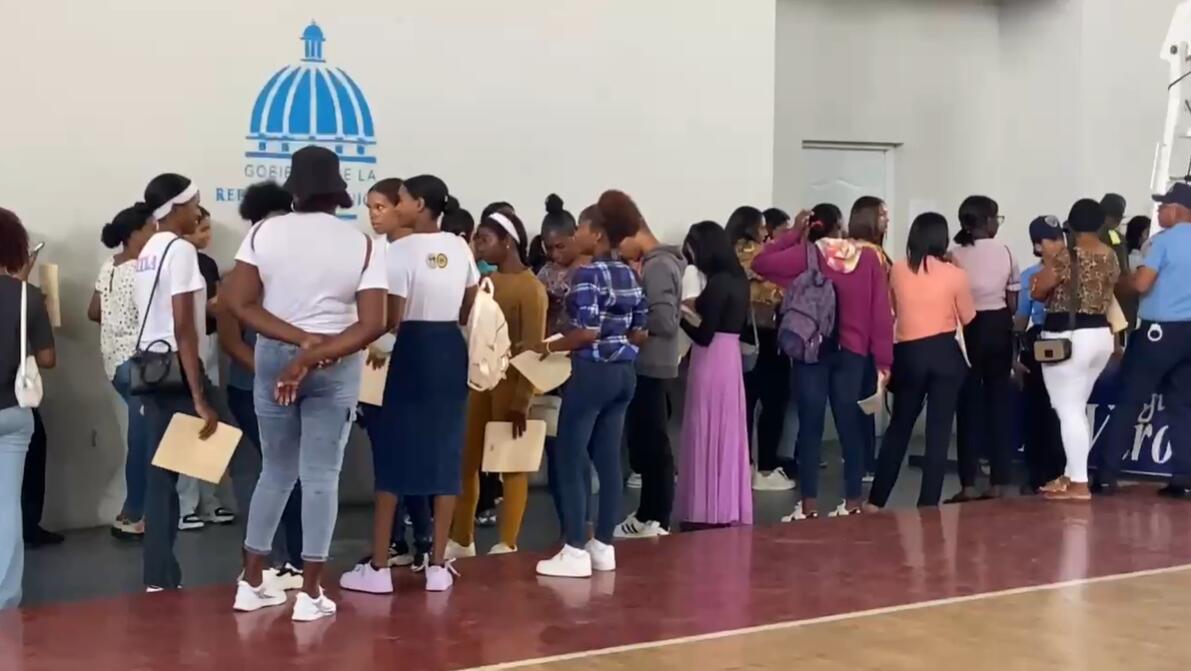 Cientos de jóvenes acuden al polideportivo de Hato Mayor para reclutamiento como policías auxiliares