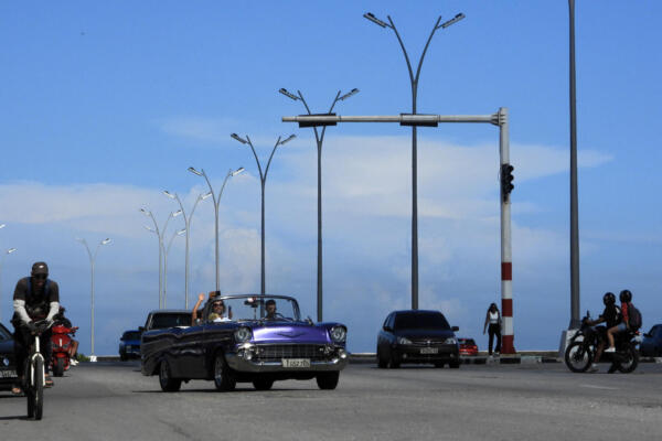 An old car drives past a traffic light turned off during a power outage in Havana on September 10, 2025. Cuba suffered a nationwide blackout on Wednesday, the fifth on the cash-strapped Caribbean island in under a year, the energy ministry announced. (Photo by Adalberto ROQUE / AFP)