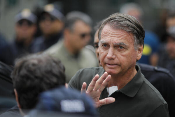 El expresidente brasileño (2019-2022) Jair Bolsonaro sale del hospital DF Star de Brasilia el 14 de septiembre de 2025, tras someterse a una serie de exámenes médicos, mientras permanece bajo arresto domiciliario. El 11 de septiembre, el Tribunal Supremo de Brasil condenó al expresidente Jair Bolsonaro a 27 años de prisión por conspiración golpista, tras un juicio histórico que dividió al país y provocó la indignación estadounidense. (Foto de Sergio Lima / AFP)
