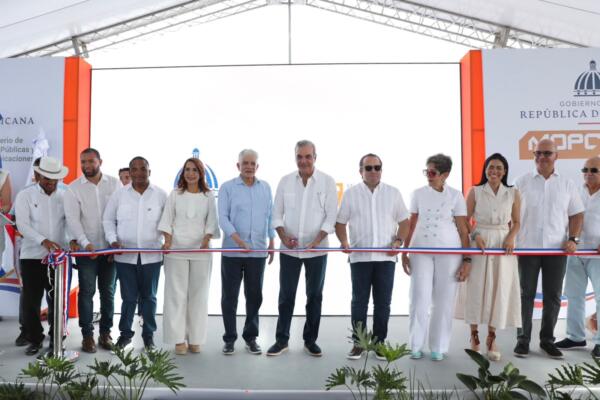 Abinader entrega carretera Villa Elisa-Punta Rucia-La Ensenada, que conecta Puerto Plata con Montecristi