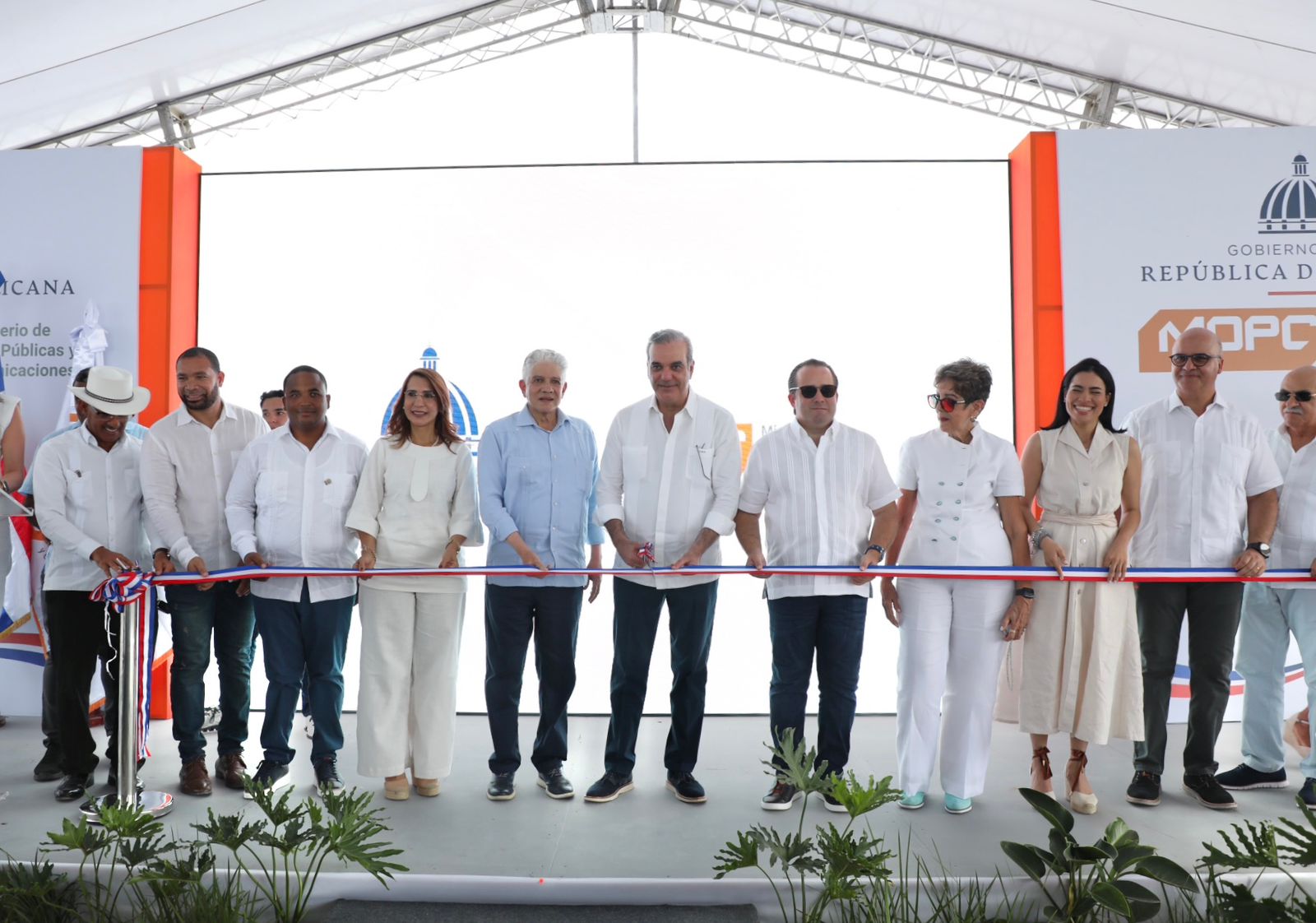 Abinader entrega carretera Villa Elisa-Punta Rucia-La Ensenada, que conecta Puerto Plata con Montecristi
