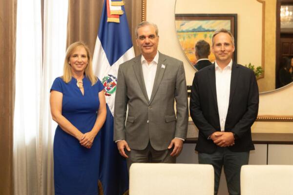 Presidente Abinader, Tom Bradley, director de Amazon Air Cargo, y Catherine Hinckley, responsable del Proyecto Kuiper en Canadá y Latinoamérica. 
Foto: fuente externa