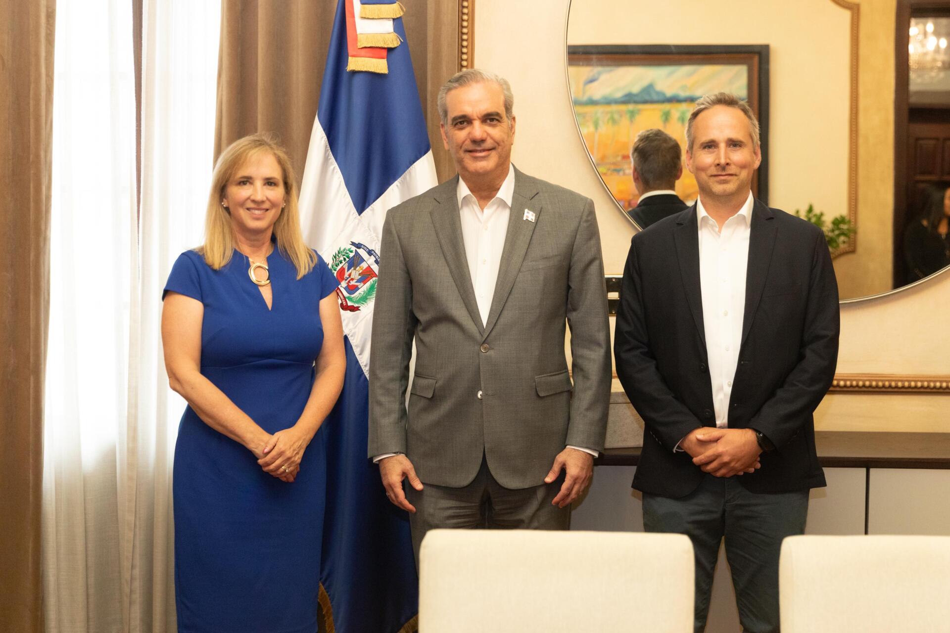 Presidente Abinader se reúne con representantes de Amazon Air Cargo y Proyecto Kuiper