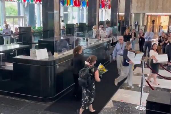 Empleados de la Agencia para Medios Globales recogiendo tras ser despedidos. Foto: fuente externa