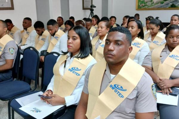 La ceremonia en la que 106 agentes policiales se graduaron contó con la presencia del director general de Indotel, Guido Gómez Mazara.