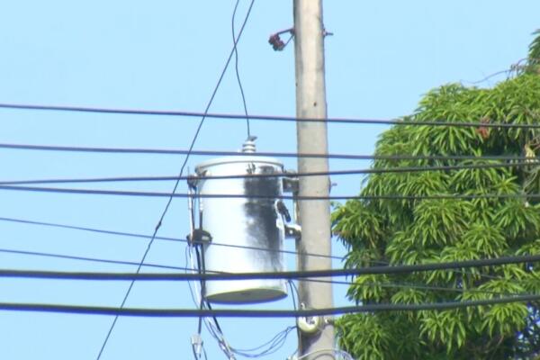 Residentes en barrios de Santo Domingo Oeste dicen que no pueden dormir por las largas tandas de apagones. Foto: fuente externa