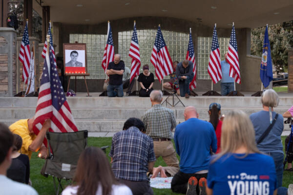 Personas rezan durante una vigilia en memoria del joven activista e influencer Charlie Kirk, quien recibió un disparo en un evento público en la Universidad del Valle de Utah, en el Parque del Centro de la Ciudad de Orem, Orem, Utah, el 10 de septiembre de 2025. (Foto: AFP)