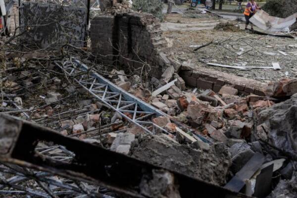 Trabajadores recogen escombros y árboles caídos cerca de edificios residenciales dañados tras los ataques rusos en Kramatorsk el 15 de septiembre de 2025, durante la invasión rusa de Ucrania. (Foto de Tetiana DZHAFAROVA / AFP)