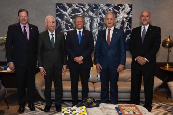 El presidente ejecutivo del Banco de Reservas, doctor Leonardo Aguilera, recibió en la sede de la institución a los principales ejecutivos del Banco Hipotecario Dominicano (BHD). Foto: fuente externa