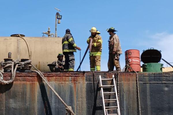 Barcaza se incendia en el área de la 