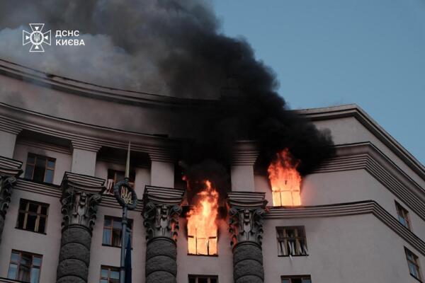 Esta fotografía tomada y difundida por el Servicio de Emergencias del Estado de Ucrania el 7 de septiembre de 2025 muestra un incendio en el edificio del gobierno ucraniano en Kiev, luego de un ataque nocturno, en medio de la invasión rusa de Ucrania. (Foto: AFP)