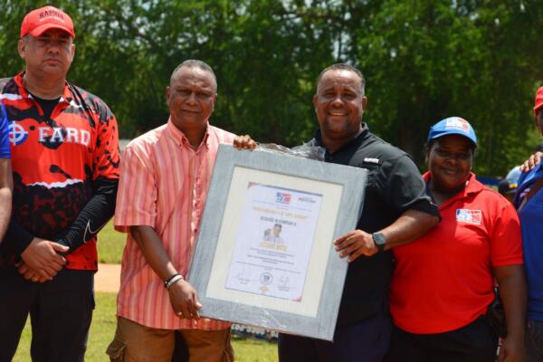 Este torneo se celebra en homenaje póstumo a Octavio Dotel, oriundo de Los Trinitarios, resaltando su legado y aportes al desarrollo del béisbol en la provincia y el país.