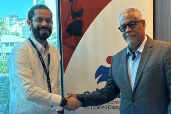 El acuerdo fue suscrito por el Sr. Rafael Miranda, representante de Oceanman Dominicana; el Sr. Yerik Pérez, presidente de ADOTURD; y el Sr. Miguel Estepan, miembro del Consejo Directivo de la entidad.