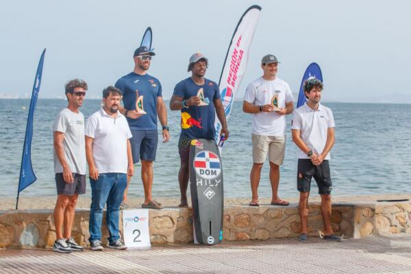 Deury Corniel no solo es el único atleta dominicano firmado por Red Bull, sino también uno de los referentes más destacados del kitesurf a nivel global. 