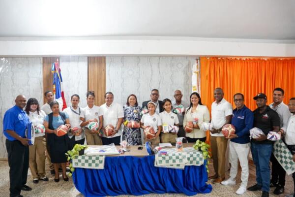 Las entregas abarcaron planteles de Santiago, San Cristóbal, La Vega, Higüey, Puerto Plata, Barahona, Santo Domingo Este, Mao, Nagua, Monte Cristi y el Gran Santo Domingo, impactando a miles de estudiantes en más de un centenar de escuelas y liceos.