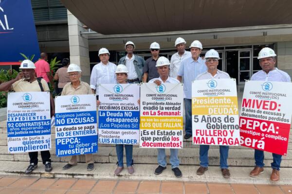 Contratistas durante rueda de prensa en la explanada frontal de la Procuraduría General de la República / Foto: externa