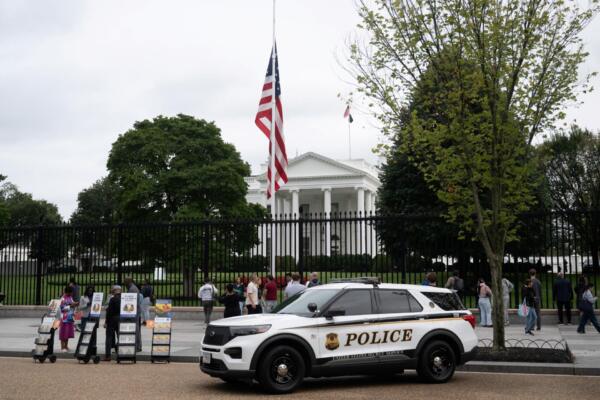 La bandera estadounidense ondea a media asta en honor al comentarista conservador Charlie Kirk, asesinado a tiros esta mañana en Utah, en el jardín norte de la Casa Blanca en Washington, D.C., el 10 de septiembre de 2025. (Foto de SAUL LOEB / AFP)
