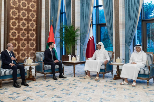 Esta fotografía muestra al Emir de Qatar, el Jeque Tamim bin Hamad al-Thani (C-D), y al Primer Ministro y Ministro de Relaciones Exteriores, Mohammed bin Abdulrahman al-Thani (D), reunidos con el Príncipe Heredero de Jordania, Hussein (C-I), y el Ministro de Relaciones Exteriores de Jordania, Ayman Safadi (I), en Doha el 10 de septiembre de 2025. (Foto: AFP)