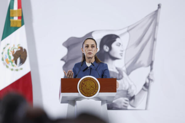 La presidenta de México, Claudia Sheinbaum, habla durante una rueda de prensa este martes, en el Palacio Nacional de Ciudad de México (México). EFE/Sáshenka Gutiérrez