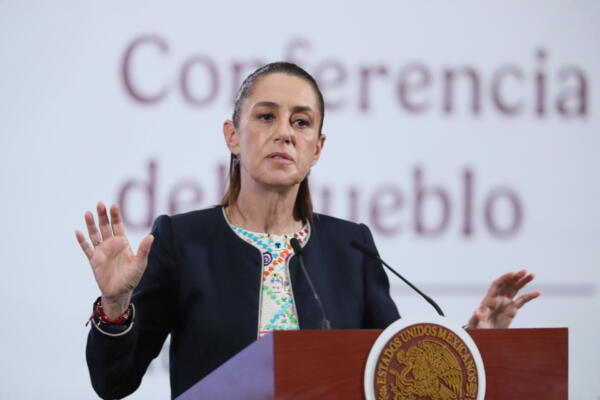 La presidenta de México, Claudia Sheinbaum, habla durante una rueda de prensa este lunes, en el Palacio Nacional de la Ciudad de México (México). EFE/ Mario Guzmán