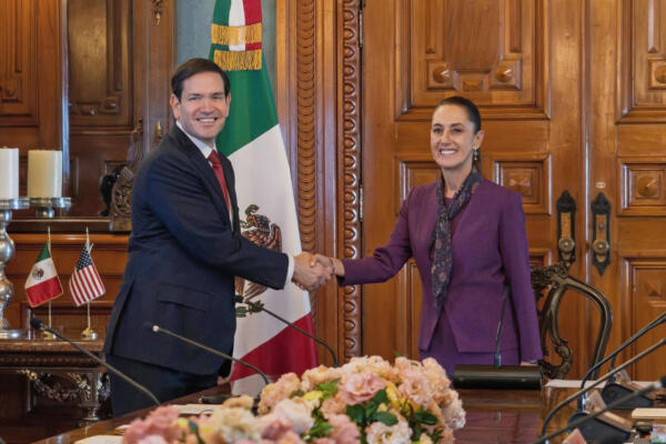 Fotografía de Claudia Sheinbaum (d), saludando al secretario de Estado de Estados Unidos, Marco Rubio, durante una reunión este miércoles, en Ciudad de México (México). Foto: (EFE) 