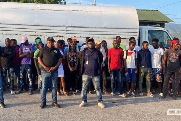 Imagen de extranjeros indocumentados detenidos por agentes de la Dirección General de Migración (DGM). Foto: Fuente externa