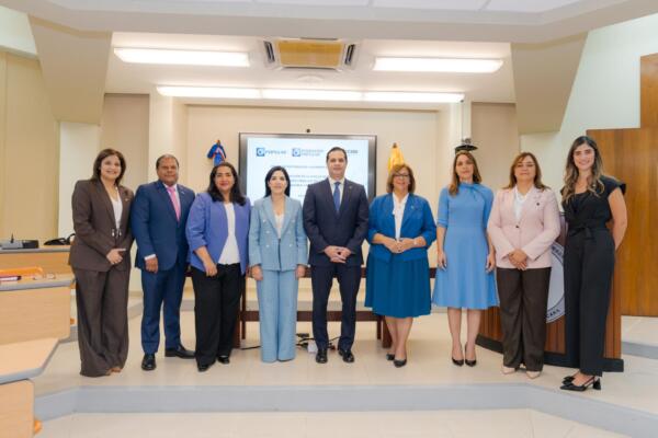 De izquierda a derecha, los señores Ana Amelia Rivera, Pedro Díaz Cabral, Angye Rincón, Mariel Bera, Robinson Bou, Iluminada Severino, Elisha Fermín, Dabeida Agramonte, Nathaly Uribe.